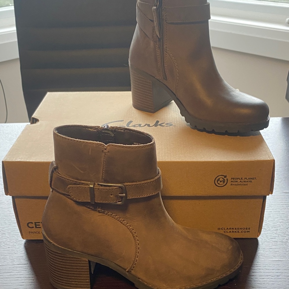 Clarks Women's taupe nubuck Heeled Boots size US6 NWT side zip great grip bottom
